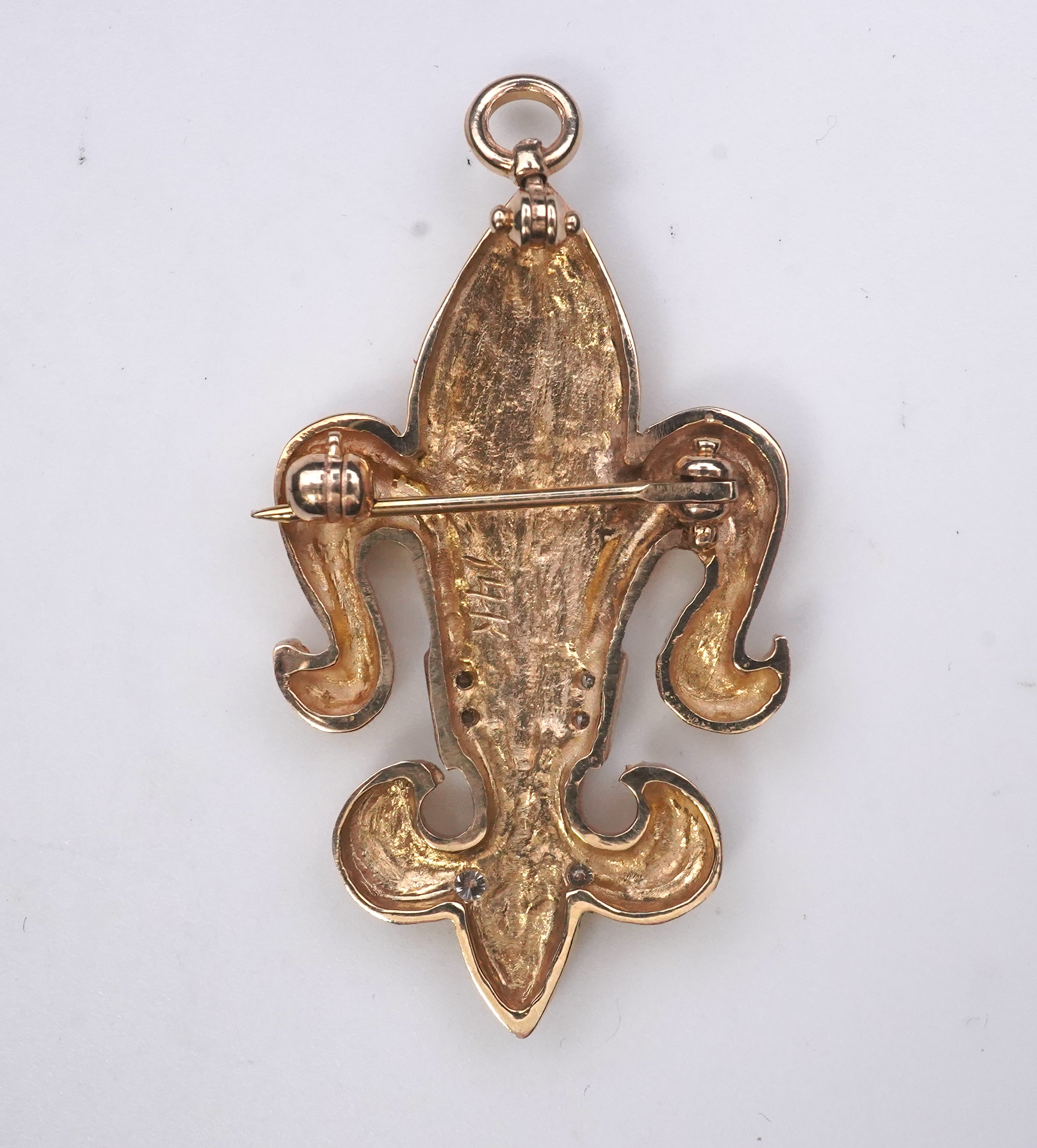 A gold and diamond pendant/brooch